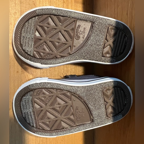 Size 4 (infant) navy converse - Picture 3 of 4